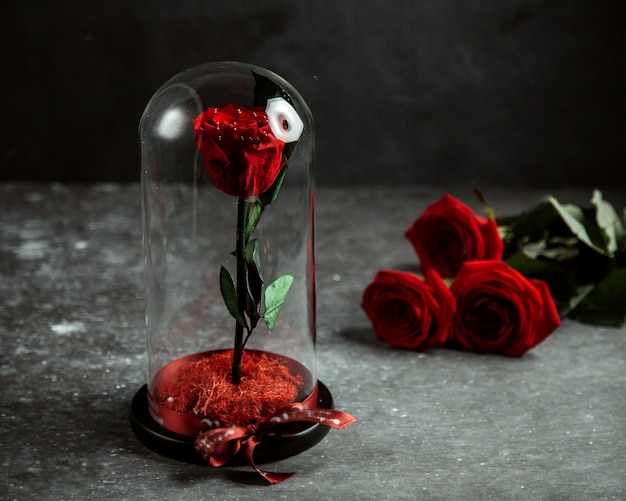 Розы На Столе Фото