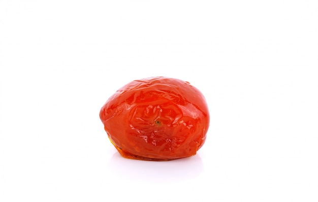 分離された腐ったトマト プレミアム写真