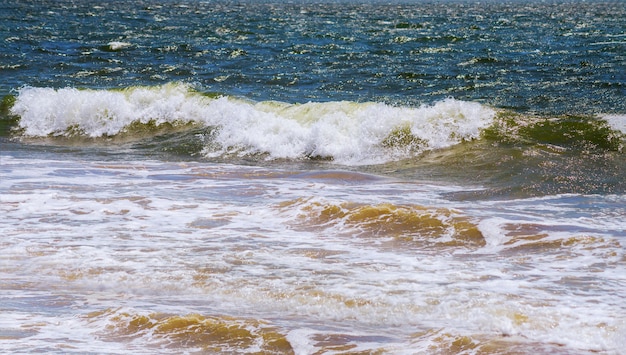 荒れた海と荒れ模様の海の波 プレミアム写真