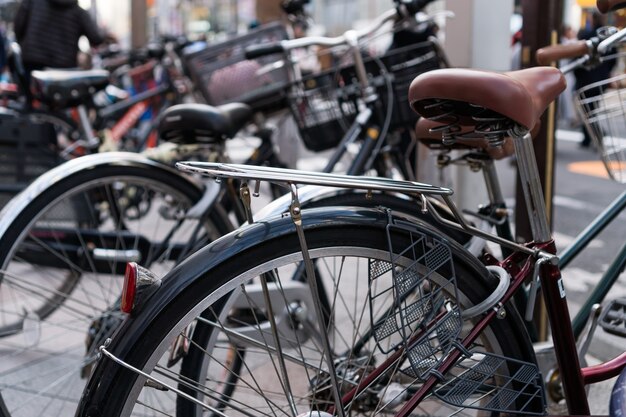 東京の歩道駐車場に座席を備えたクラシックな自転車の列  プレミアム写真