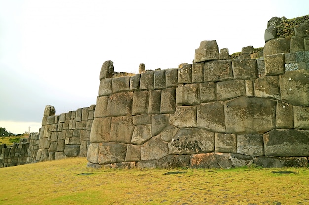 サクサイワマン要塞 クスコ ペルーの古代インカの巨大な石の壁の遺跡 プレミアム写真