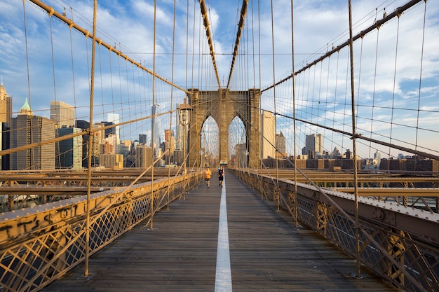 ブルックリン橋を越えてマンハッタンに通勤するランナー ニューヨーク アメリカ 無料の写真