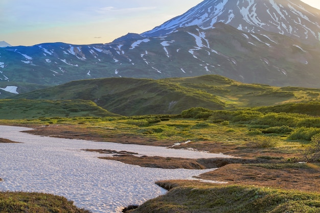 ロシア カムチャツカ 早朝のvilyuchinsky火山の美しい景色 プレミアム写真