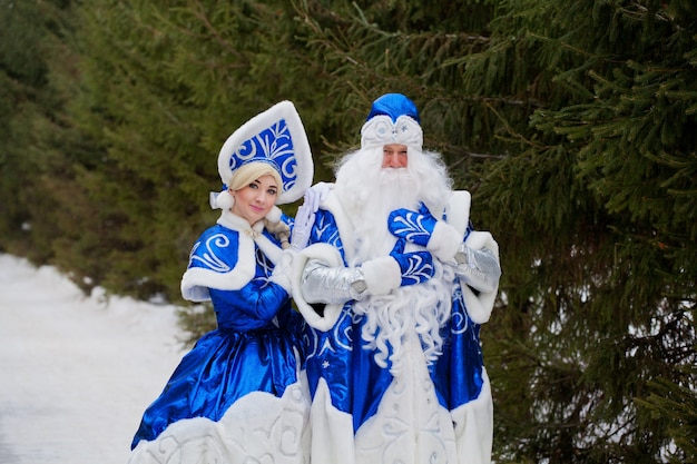 ロシアの祖父フロスト ロシアのサンタクロースと彼の孫娘 スネグーラチカ ロシアで新年を祝う プレミアム写真