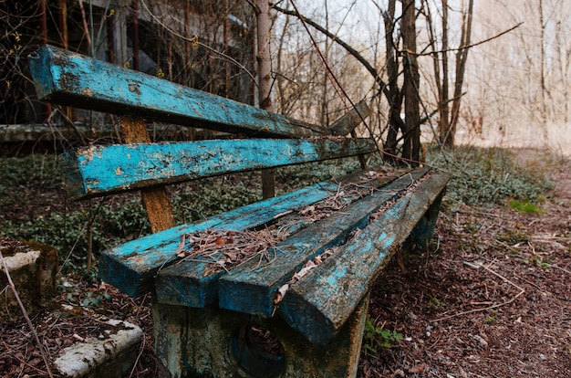 Старая скамейка в парке