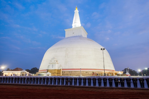 Premium Photo The Ruwanwelisaya Stupa In Anuradhapura Sri Lanka At