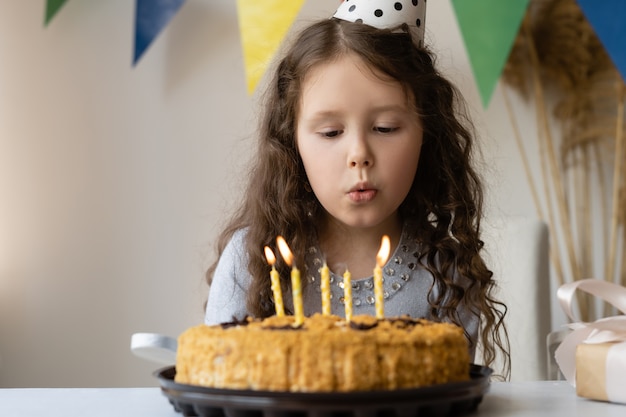 Grustnaya Devushka Zaduvaet Svechi Na Prazdnichnom Torte Premium Foto