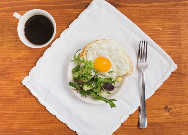 [تصویر:  salad-half-fried-egg-plate-napkin-with-c...074986.jpg]