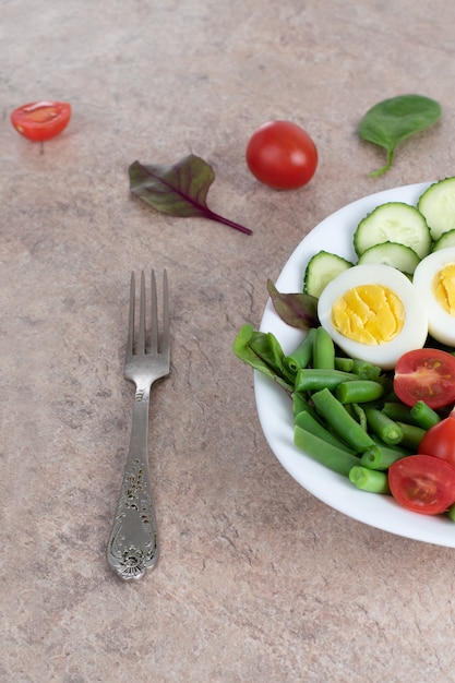 緑の野菜 トマト ご飯のサラダを白いお皿に 白い皿に野菜と卵を添えたご飯 プレミアム写真