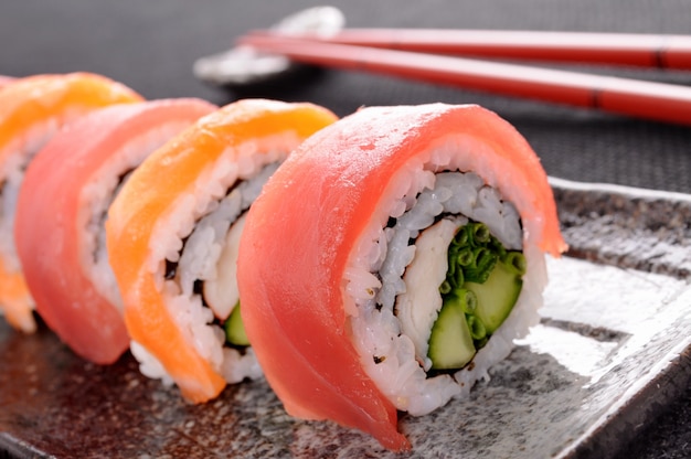 free-photo-salmon-sushi-roll-with-chopsticks-closeup