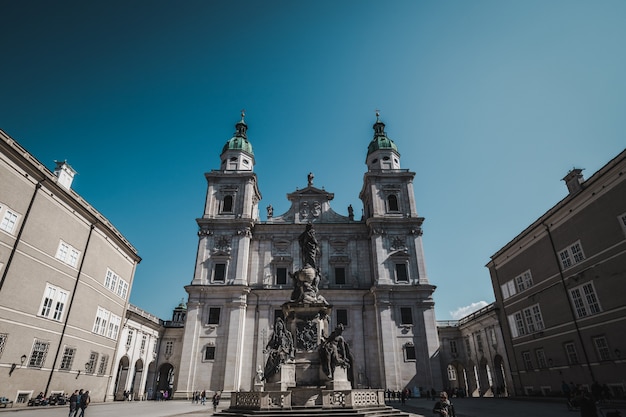 ザルツブルク大聖堂またはザルツブルク大聖堂は オーストリアのザルツブルクにある17世紀のバロック様式のローマカトリック教会です ザルツブルク大聖堂は聖ルパートと聖ヴェルギリウスに捧げられています プレミアム写真