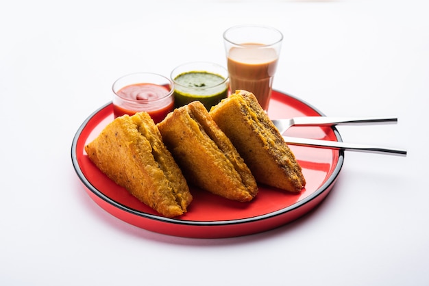 Premium Photo | Sandwich bread pakora or triangle shape pakoda served ...