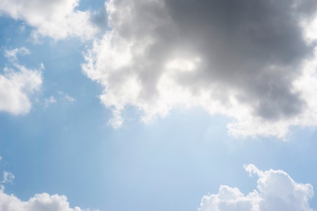 青い空 白い雲と青い空の背景に散在する雲のクラスター プレミアム写真