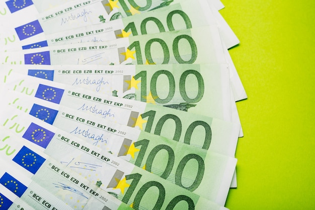 散在するお金のユーロ紙幣は1億枚の紙幣です 財政節約の概念 為替相場 プレミアム写真