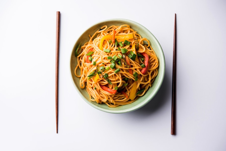 Premium Photo | Schezwan noodles or vegetable hakka noodles or chow ...