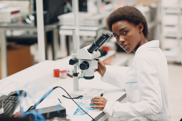 Premium Photo | Scientist african american dark skinned woman working ...