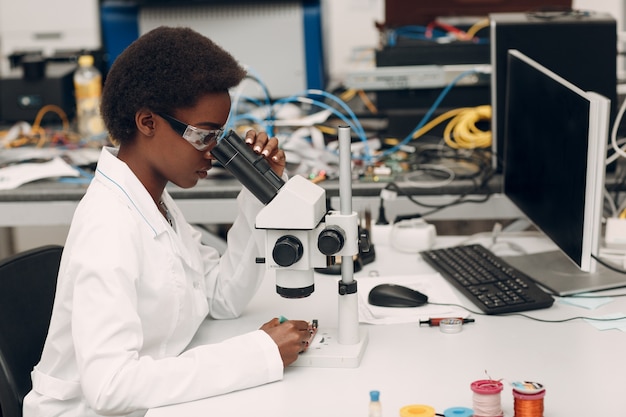 Premium Photo | Scientist african american woman working in laboratory ...