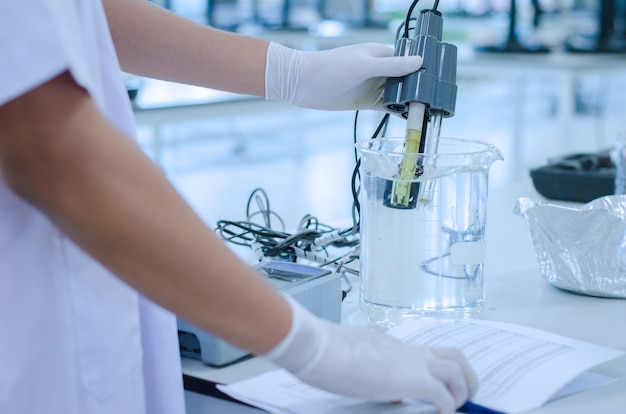 Scientist used chemical solution and lab testing for water quality or ph meter in laborato Premium Photo