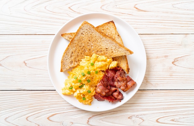 Premium Photo Scrambled Egg With Toasted Bread And Bacon