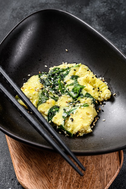 Premium Photo Scrambled Eggs With Spinach And Parmesan Cheese With Sesame Black Background