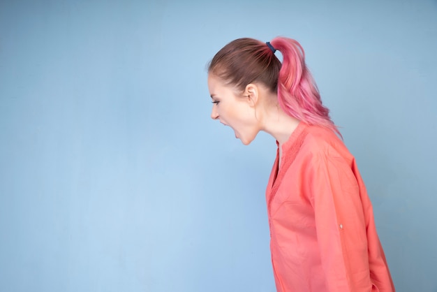 Screaming girl with coral colored blouse Free Photo