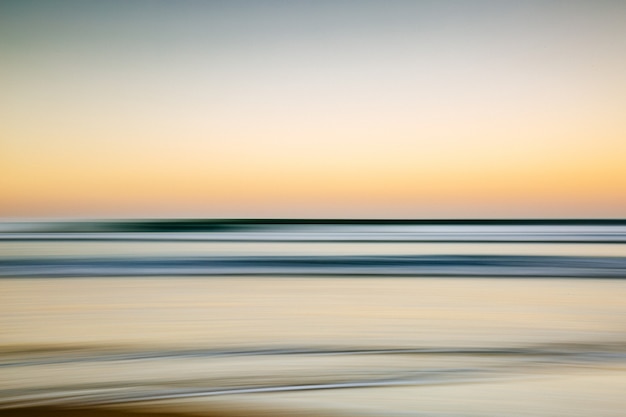 カラフルな夕焼けの海とモーションエフェクト 壁紙と背景のクールな画像 無料の写真