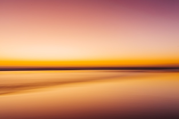 カラフルな夕焼けの海とモーションエフェクト 壁紙と背景のクールな画像 無料の写真