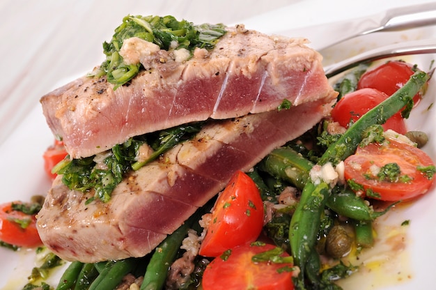 Free Photo | Seared tuna steak with green beans and cherry tomatoes