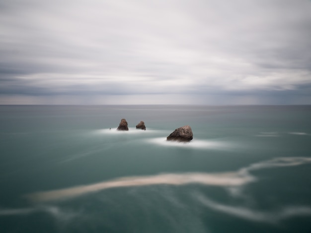 海の孤独な岩の海景 海岸の日の出 壁紙 プレミアム写真