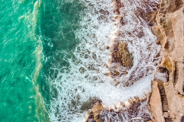 岩に打ち寄せる波と海の風景 無料の写真