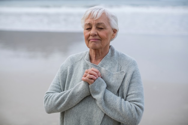 Senior woman doing meditation | Premium Photo