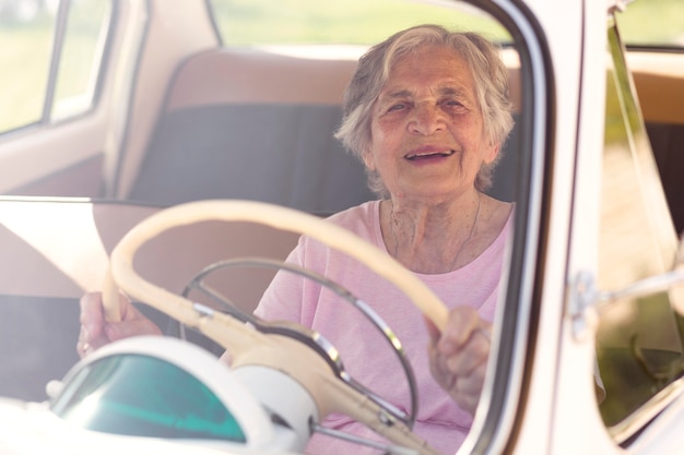 車で一人旅する年配の女性 無料の写真