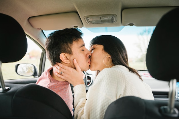 官能的なカップルが車の中でキス 無料の写真