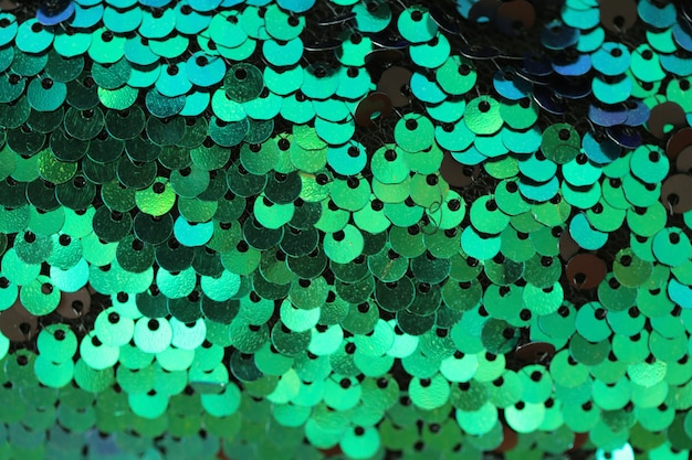 スパンコールブルーグリーンの背景 海の虹色の鱗 コールドトーンの生地 スパンコールのクローズアップとテクスチャスケール 光沢のあるテクスチャスパンコール素材 プレミアム写真