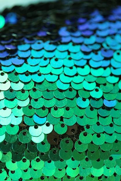 スパンコールブルーグリーンマクロの背景 海の虹色の鱗 コールドトーンのファブリック スパンコール付きのテクスチャスケール 光沢のあるテクスチャスパンコール素材 プレミアム写真