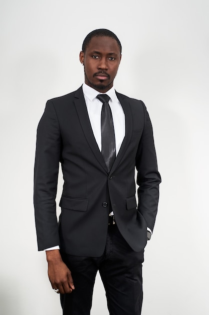 黒のスーツを着ている深刻なアフリカ系アメリカ人のビジネスマン プレミアム写真