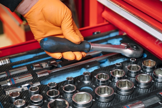 set-tools-repair-car-service-mechanic-s-hands-close-up_56854-3426 Cırcır Kombine Anahtar Takımıyla İşiniz Kolaylaşsın