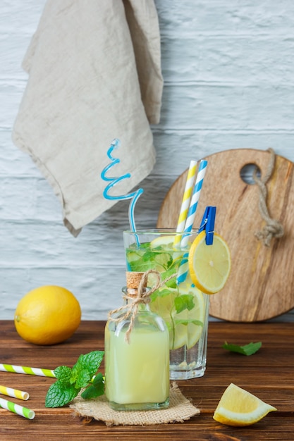 Free Photo | Set of wooden crate and lemons and white cloth, cutting