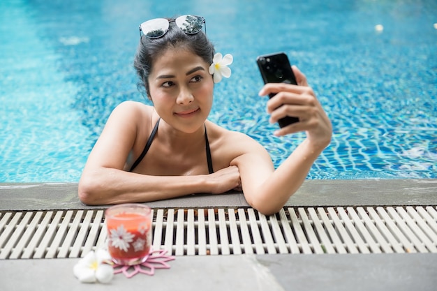 Sexy asian woman selfie at swimming pool Premium Photo