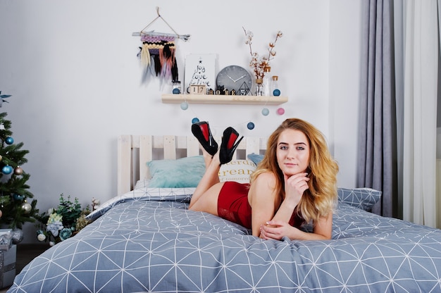 Сексуальная блондинка в спальне.