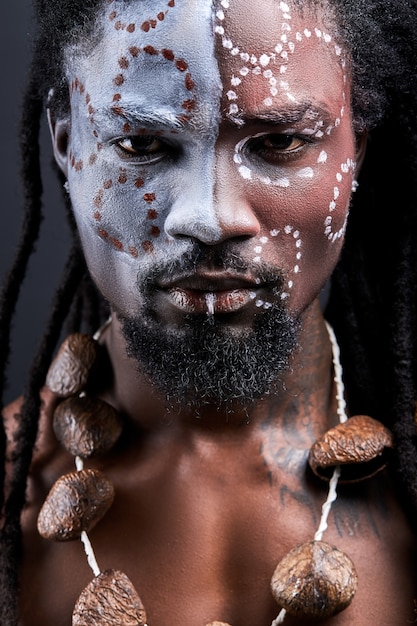 Pequenos desafios de sotaque com o tio Alex...  - Página 2 Shaman-tribal-ritual-man-isolated-studio-exotic-aborigen-with-ethnic-make-up-face-shirtless-african-male-with-dreadlocks_183219-4451