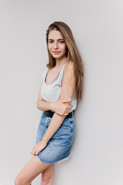 Free Photo Shapely Dark Haired Woman Standing Near Light Wall And