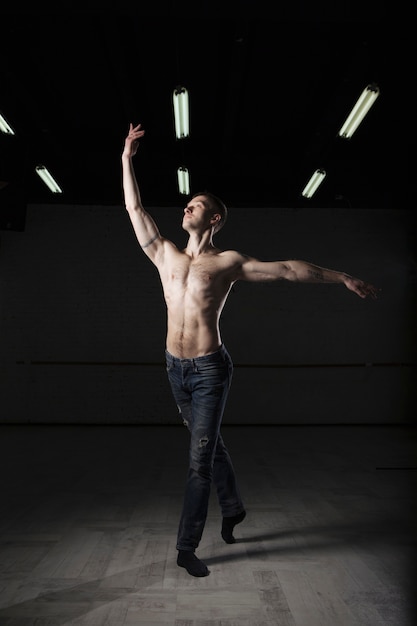 Free Photo Shirtless Man Performing Dance