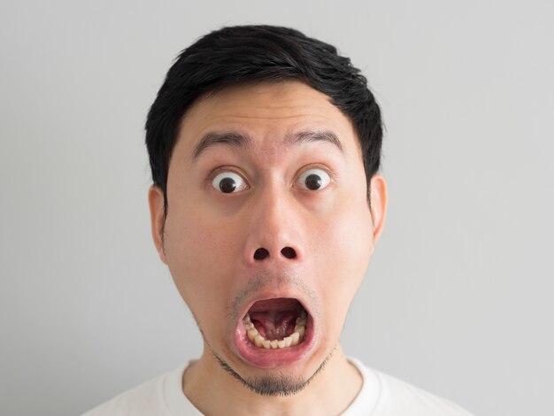 アジア人ヘッドショットのショック顔 プレミアム写真
