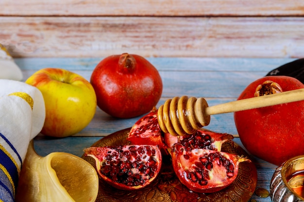 Shofar and tallit with honey jar and fruits Premium Photo