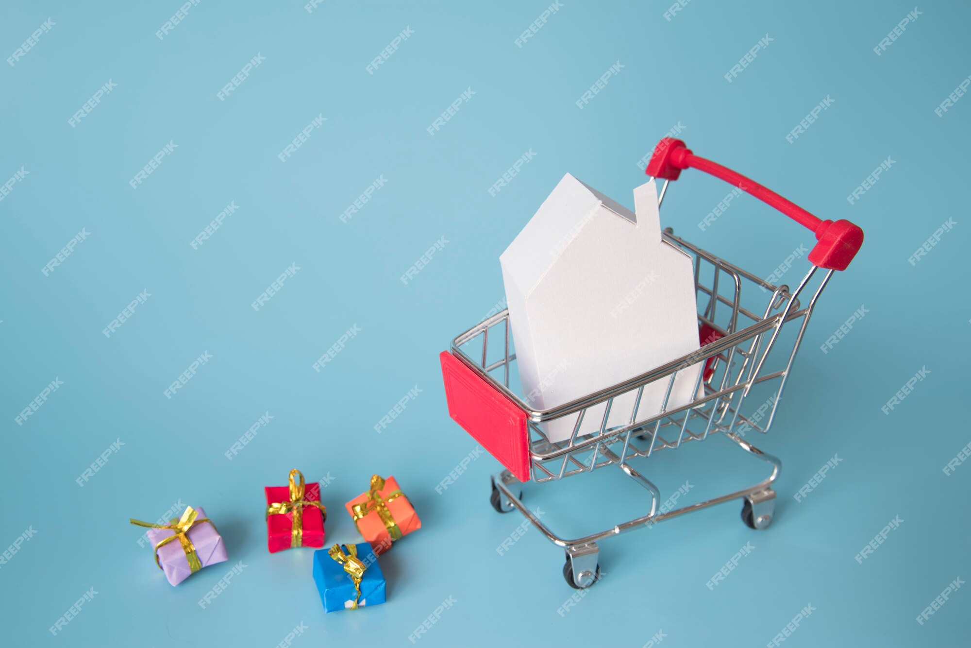 Free Photo | Shopping cart miniature with mini presents