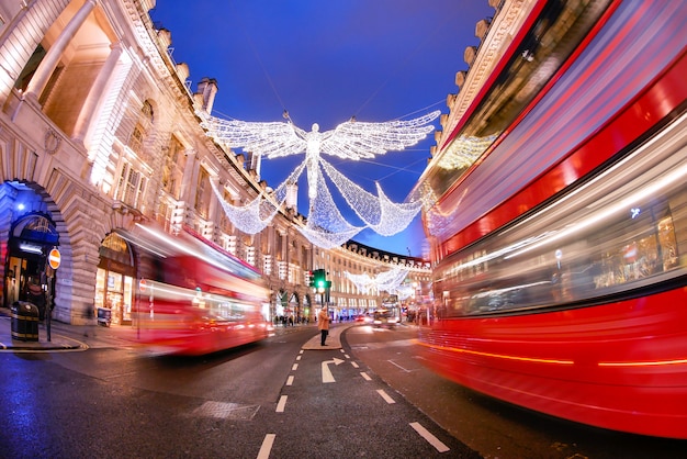 Premium Photo | Shopping at oxford street, london, christmas day