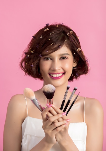 Free Photo Short Hair Asian Young Beautiful Woman Applying Cosmetic Powder Brush