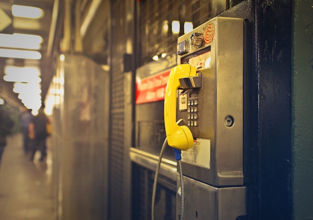 黄色の灰色の公衆電話のショット 無料の写真