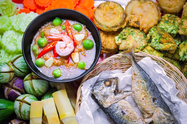 Premium Photo | Shrimp - paste sauce with vegetables, omelet, fried